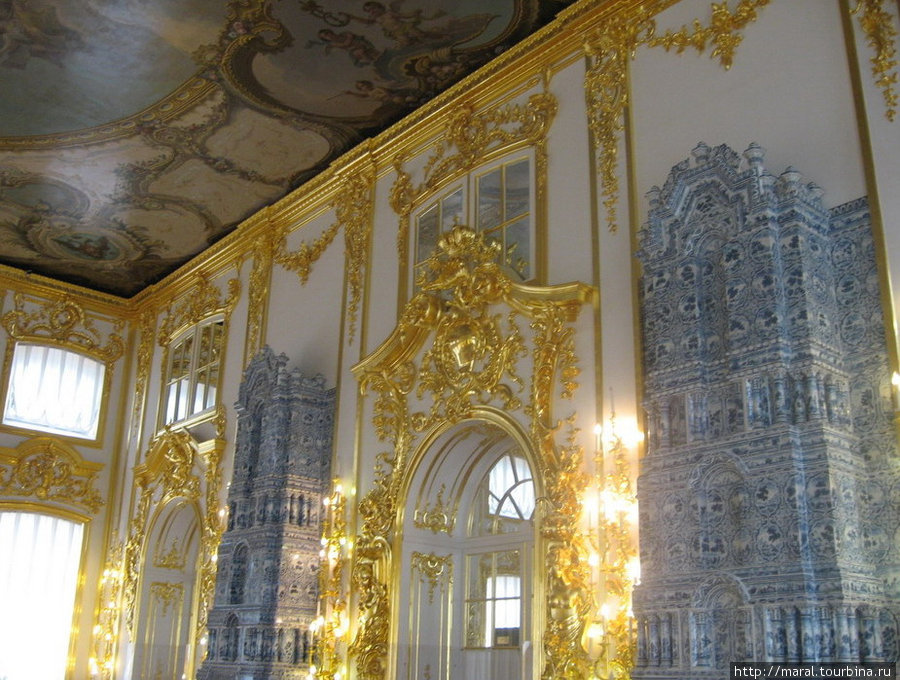 Созданная Ф.Б.Растрелли в Екатерининском дворце парадная анфилада, декорированная золочёной резьбой, получила название «золотой» Пушкин, Россия