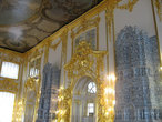 Созданная Ф.Б.Растрелли в Екатерининском дворце парадная анфилада, декорированная золочёной резьбой, получила название «золотой»
