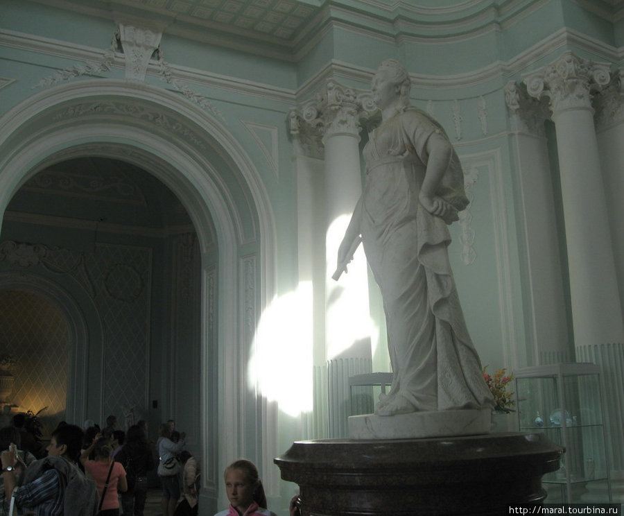 Памятник Екатерине I, установленный по заказу её дочери — императрицы Елизаветы Петровны в павильоне 