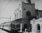 Станция Сураханы в 50-х годах XX века. У перрона стоит электропоезд уже другого поколения — серии С