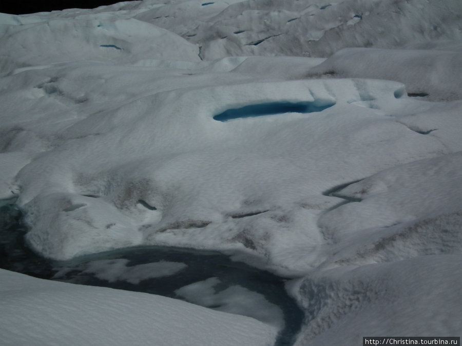 Хождение по леднику, как по минному полю. Провалишься в такую ямку и поминай как звали. Лос-Гласьярес Национальный парк, Аргентина