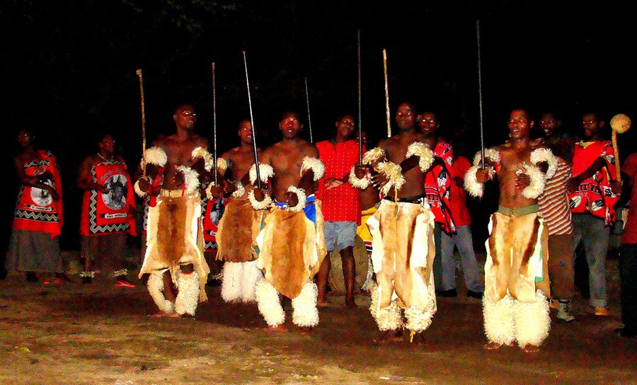 в последний вечер была настоящая экзотика — местные песни и танцы Млилване Санктуарий Дикой Природы, Свазиленд