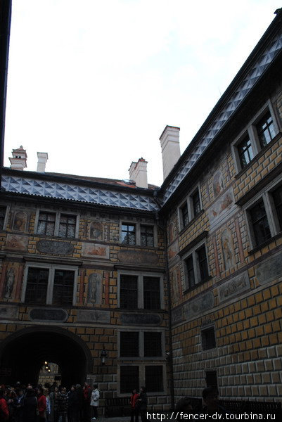 Внутренние стены замка причудливо расписаны Чешский Крумлов, Чехия