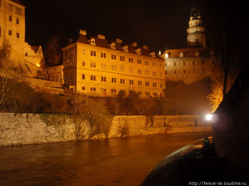 Ночью замок выглядит завораживающе Чешский Крумлов, Чехия