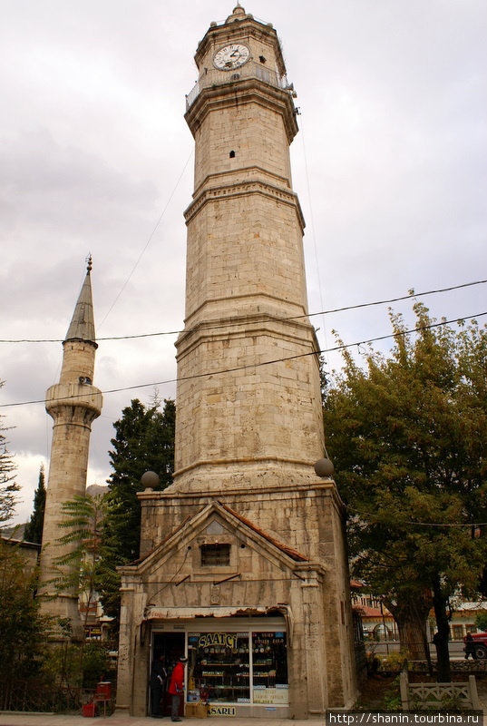 Башня с часами и минарет Токат, Турция