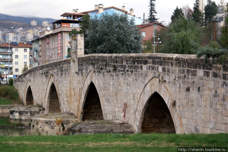 Старый арочный мост на окраине Токата Токат, Турция