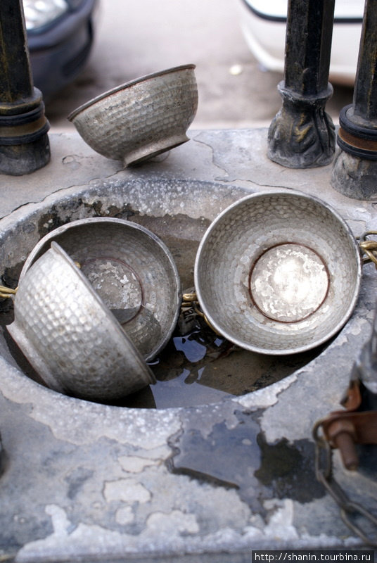 Миски для общественного пользования — чтобы попить из фонтанчика Токат, Турция