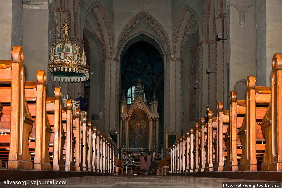 Кафедральный собор Турку, впереди главный алтарь Турку, Финляндия