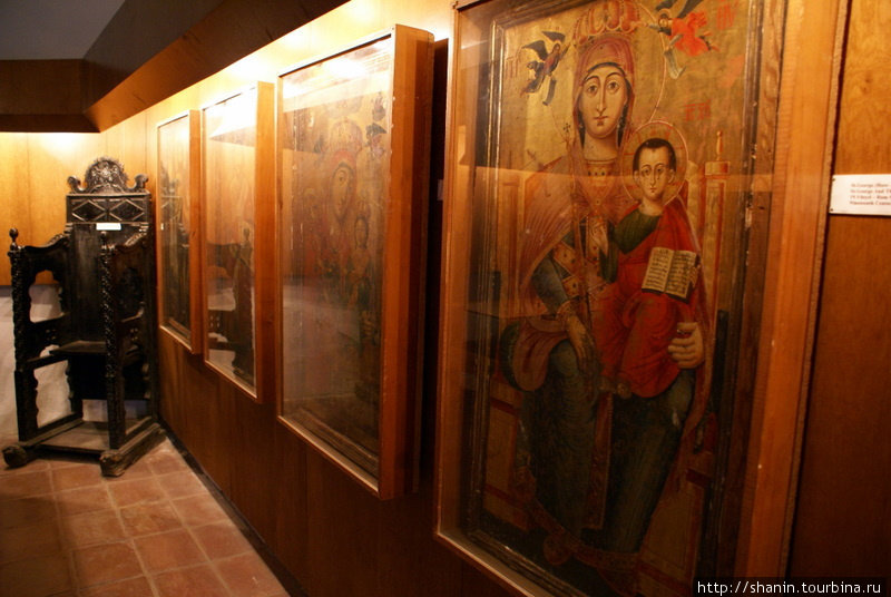 Иконы на стене музея в Гёк медресе в Токате Токат, Турция