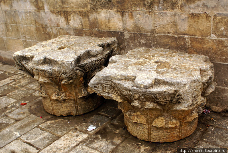 Фрагменты античных колонн во дворе мечети Шанлыурфа, Турция