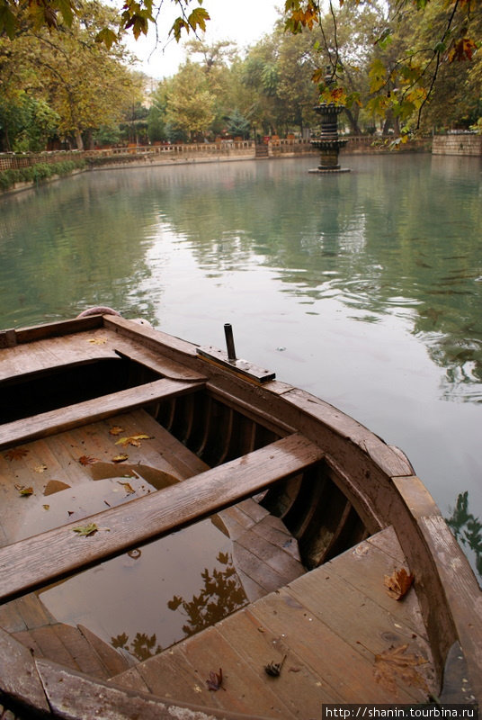 Лодка на пруду Шанлыурфа, Турция