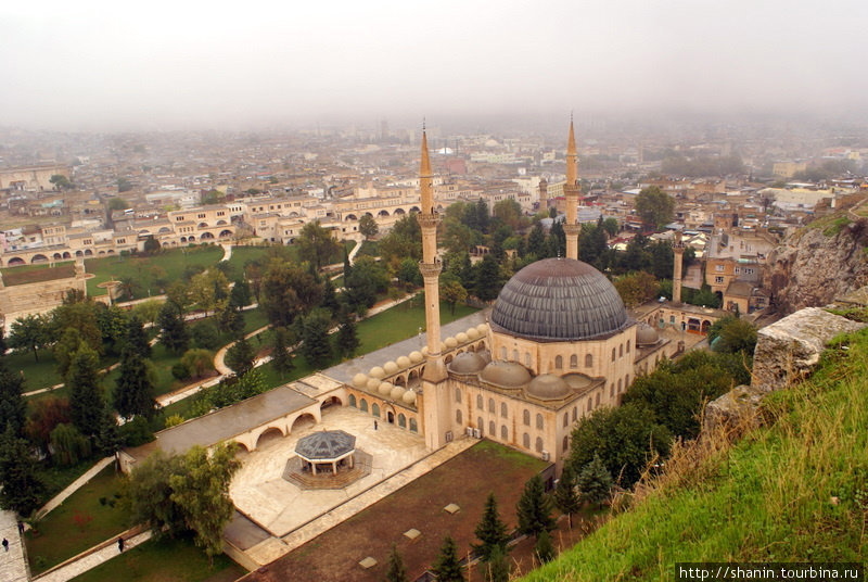 Новая мечеть — Йени джами, у подножия скалы с крепостью Шанлыурфа, Турция