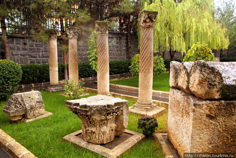 Во дворе Археологического музея Шанлыурфа, Турция