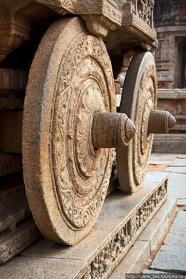 храм Виджайя Виталы — каменная колесница — детали Хампи, Индия