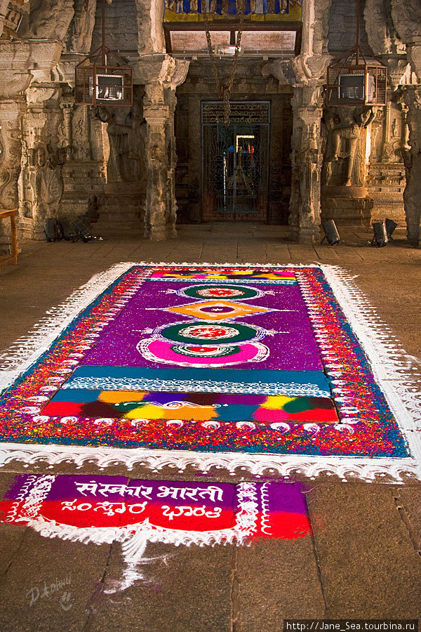 в храме Вирупакши — ранголи Хампи, Индия