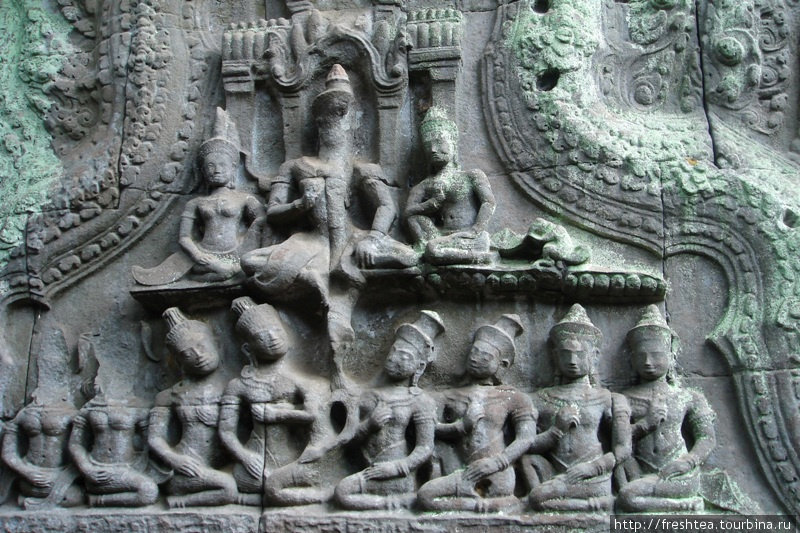 Апсары, небесные девы на горе Меру — в модели мироздания древних кхмеров. Ангкор (столица государства кхмеров), Камбоджа