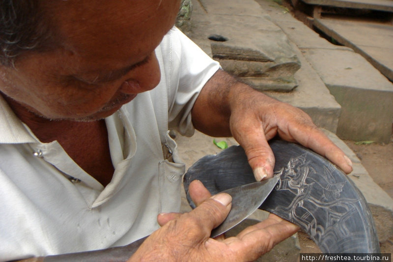 Процесс резьбы по кости — кропотливое ремесло. Требует особой сосредоточенности и верной руки. Ангкор (столица государства кхмеров), Камбоджа