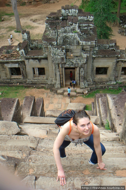 Башни Такео чем-то напоминают пирамиды индейцев Южной Америки. С лестницами по фасаду... Сколько здесь уже прошло народу до Катюшки? Ангкор (столица государства кхмеров), Камбоджа