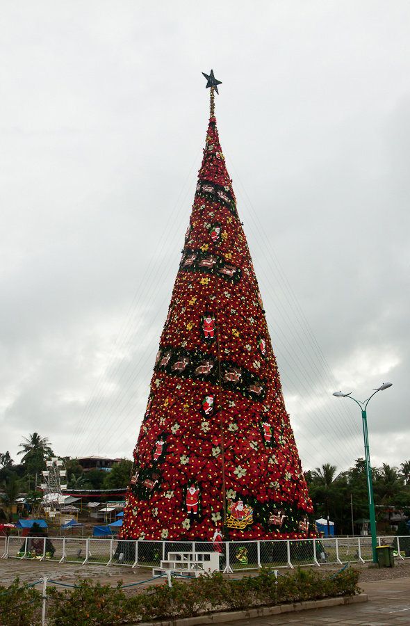 Центральная елка города Пуэрто-Принсеса, остров Палаван, Филиппины