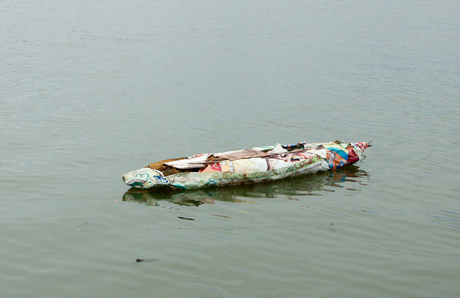 Странная лодка, больit похожая на обмотанный труп... Пуэрто-Принсеса, остров Палаван, Филиппины