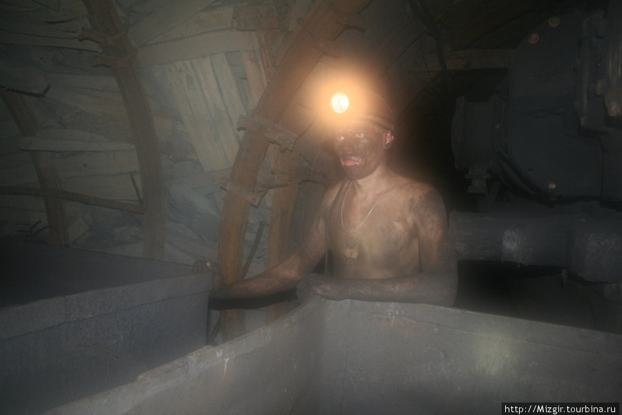Горнорабочий на отсыпке угля Дзержинск, Украина