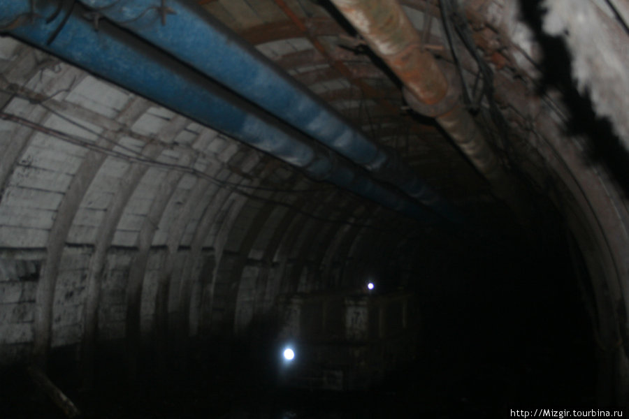 Подземные коммуникации: по ним подаются в шахту воздух и вода