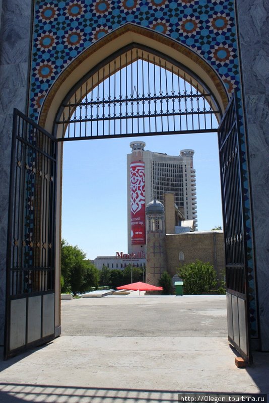 Вид с ворот на гостиницу Чорсу Ташкент, Узбекистан