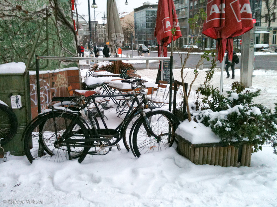 Несмотря на обилие снега и практически нечищенные улицы велосипеды по-прежнему остаются одним из популярных видов транспорта. Берлин, Германия