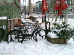 Несмотря на обилие снега и практически нечищенные улицы велосипеды по-прежнему остаются одним из популярных видов транспорта.