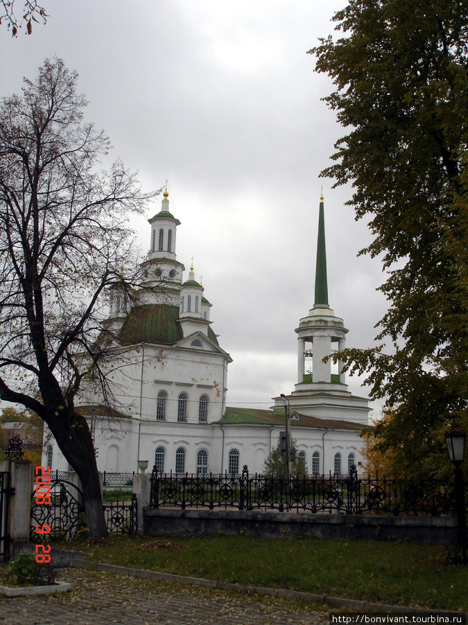 Церковь напротив дома Алапаевск, Россия