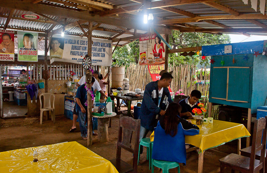 Придорожное кафе по дороге в Сабанг. Сабанг, остров Миндоро, Филиппины