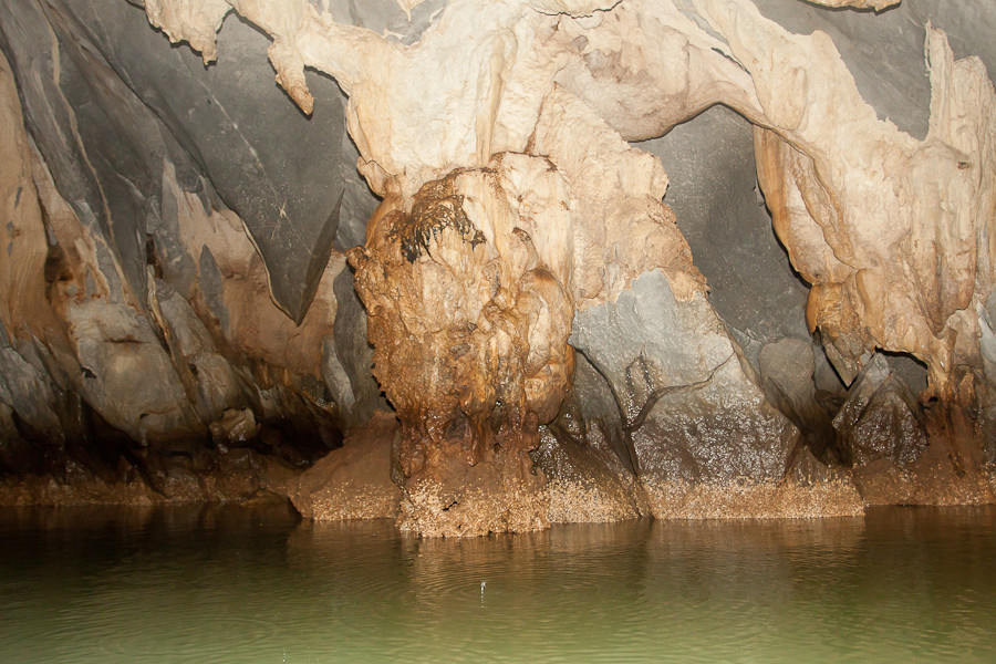 Внутри пещеры. В самом начале не так много сталактитов и сталагмитов Остров Палаван, Филиппины