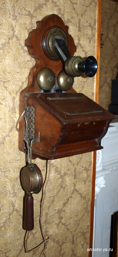 Старинный телефон из дома-музея Легенды Углича Углич, Россия