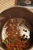 Поджарив до коричневатого цвета, жареный карри/brown roasted curry отставляют. Смесь готова. Приготовленная ex tempora (лат. ’перед самым использованием’), она источает восхитительно пикантный аромат.