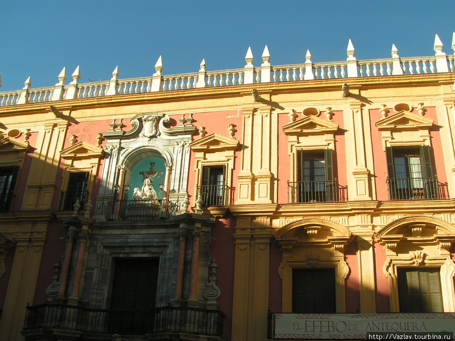Фасад дворца Малага, Испания
