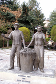 Памятник виноградарям в Юргюпе