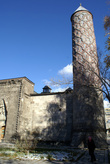 Очень высокий минарет у стены медресе Якутие