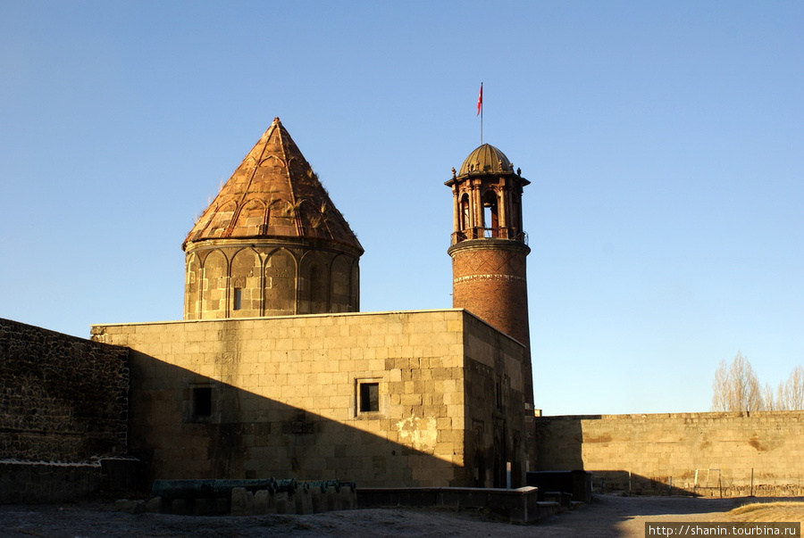 На территории крепости в Эрзеруме есть мечеть Эрзурум, Турция