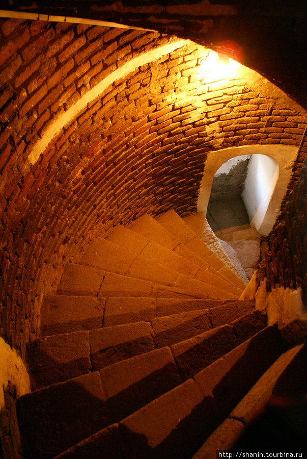 Винтовая лестница в башне Эрзурум, Турция