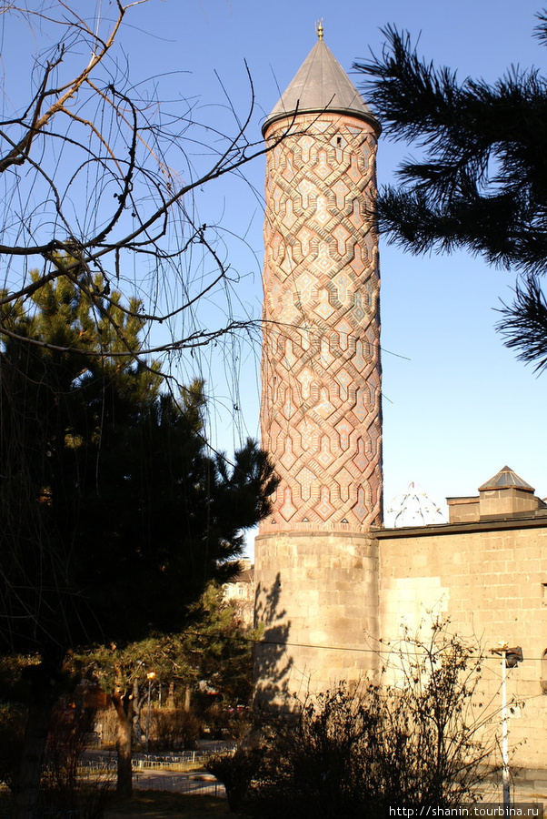Минарет медресе Якутие Эрзурум, Турция