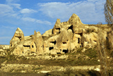 Пещеры в скалах на окраине Гёреме