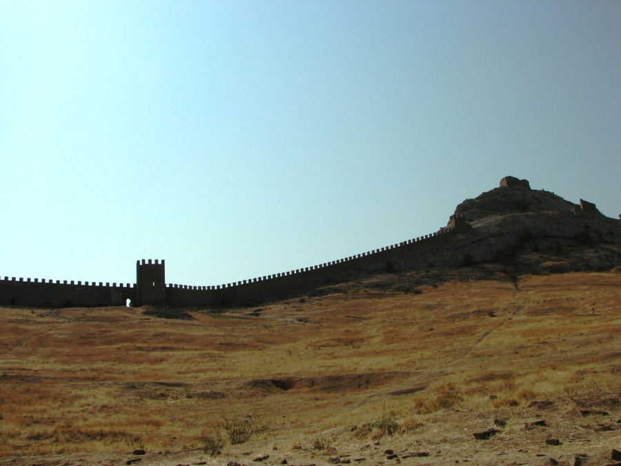 Неприступные крепостные стены Судак, Россия