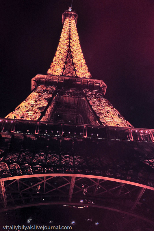 Сверкающие новогодние огни Парижа Париж, Франция