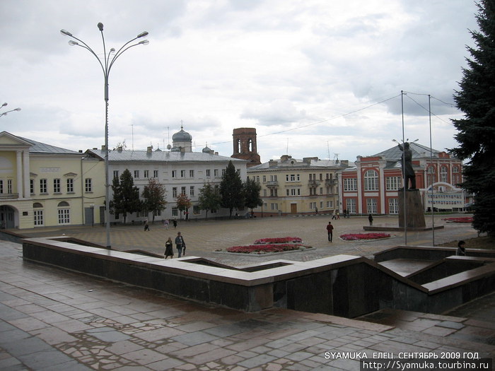Главная площадь города — площадь Ленина. Она была создана комсомольцами города в 1935 году. В центре площади к 18 годовщине Октября был открыт памятник Ленину. Елец, Россия