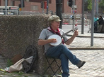 Уличный музыкант наигрывает мелодию Битлз.