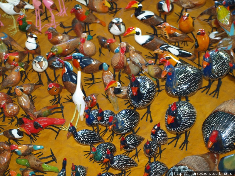 Среди европейцев оооооочень популярны такие птички. Они вырезаны из дерева и расписаны. Найроби, Кения