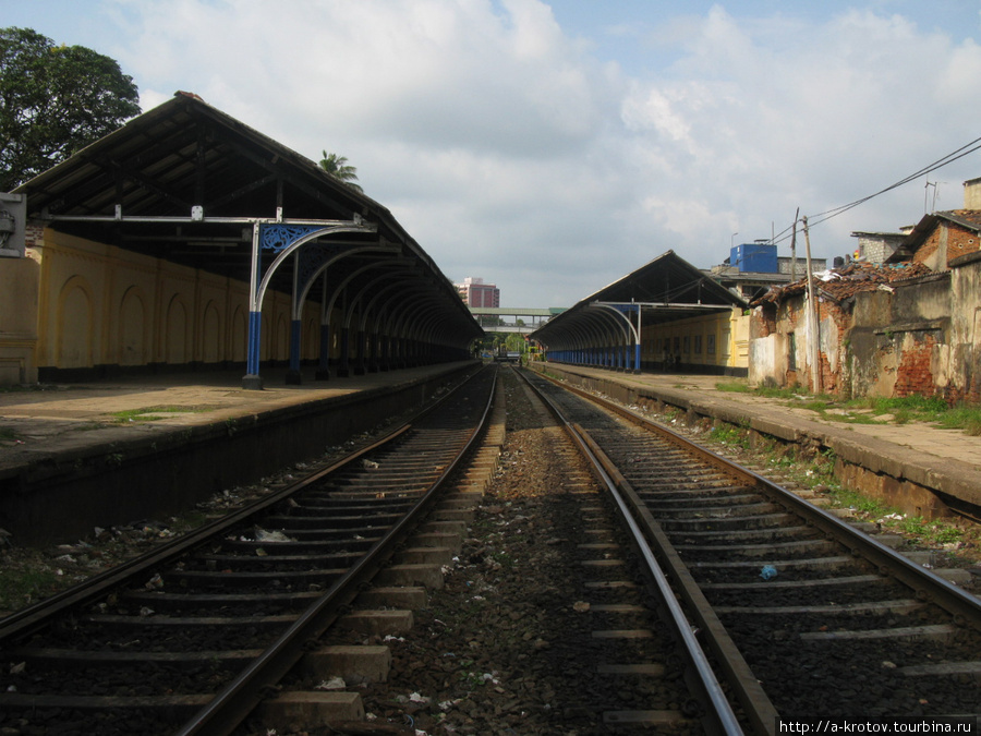 Вокзалы и платформы, кажется, законсервировались
в состоянии 1930-х гг Матале, Шри-Ланка
