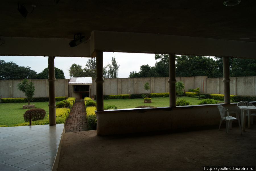 внутренний дворик за высокой оградой Бусия, Уганда