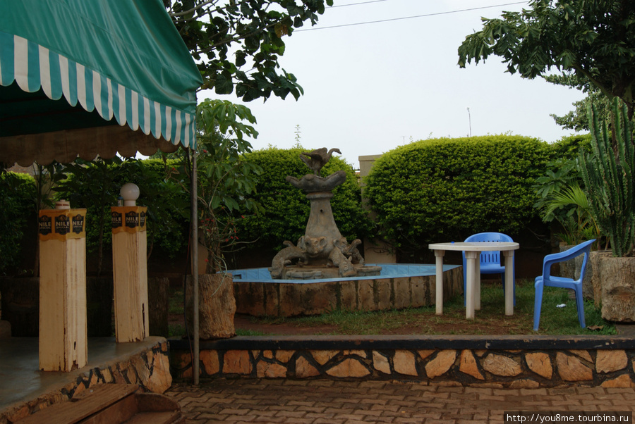 у фонтана Бусия, Уганда