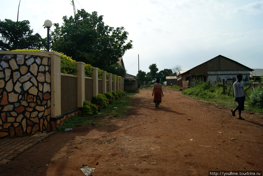 улица, на которую нас привезли ночью Бусия, Уганда